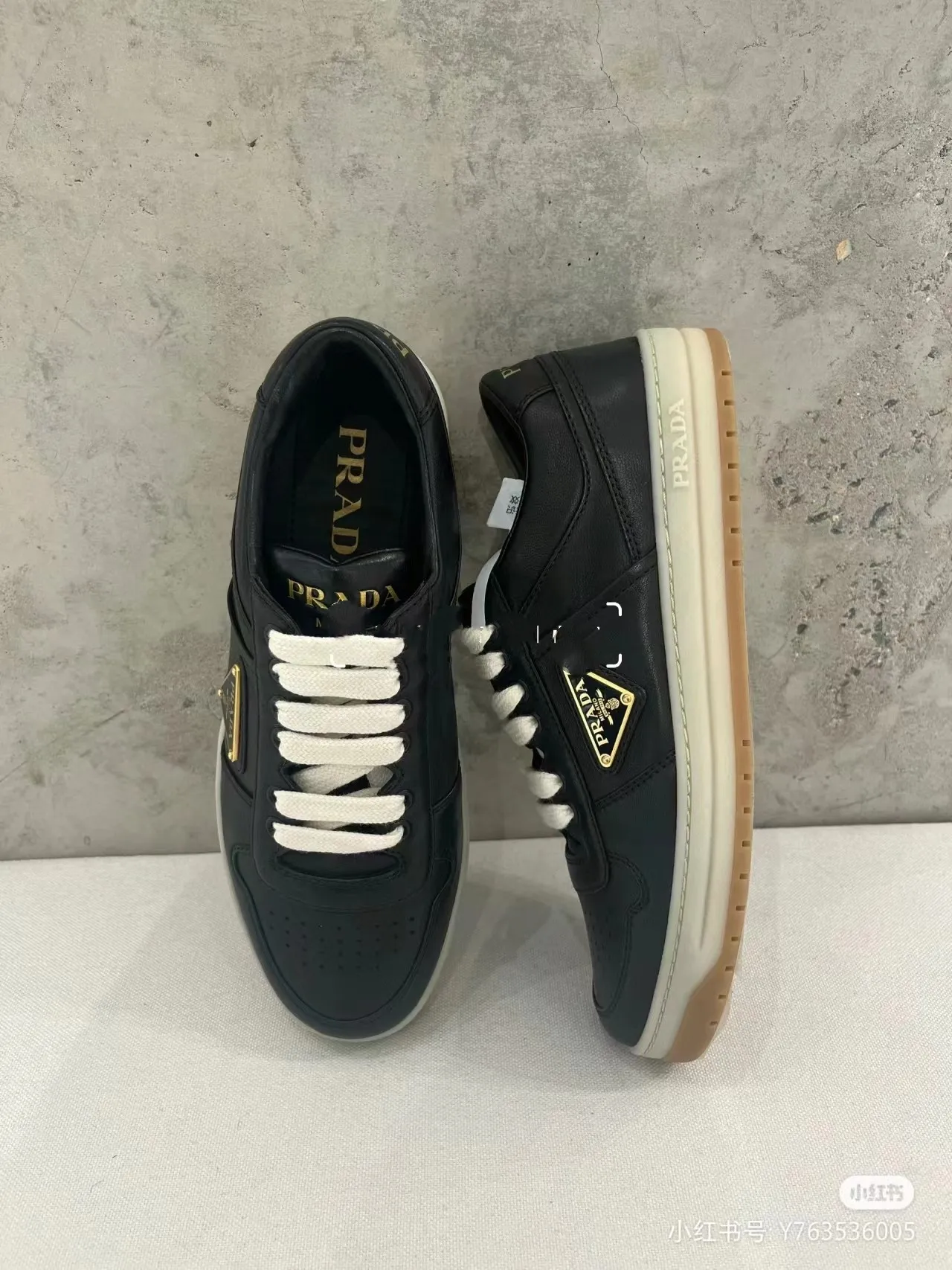P380 Yuan 38-45 Prada Prada’s new men’s leather sports shoes, the highest version on the market, any comparison is welcome🆚! The original leather has excellent texture and is super high-end! Fetal sheep net lining imported from Italy, removable pad! Luxurious materials and fine workmanship, highly recommended!